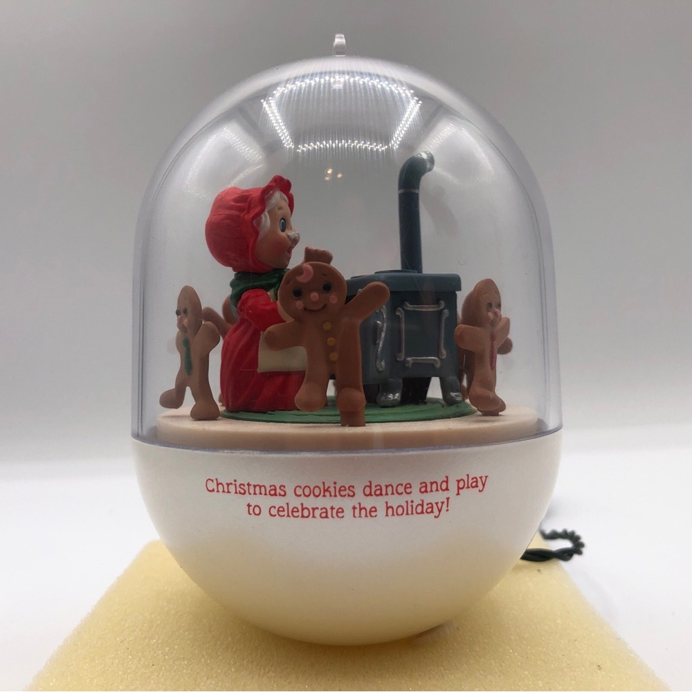 Hallmark Keepsake Ornament 1990 Mrs. Santa’s Kitchen Magic Light & Motion